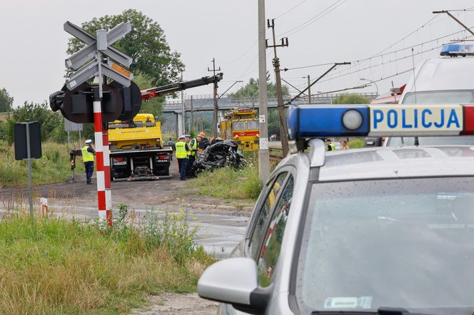 Dramat w Wielkopolsce. Samochód wjechał wprost pod pociąg