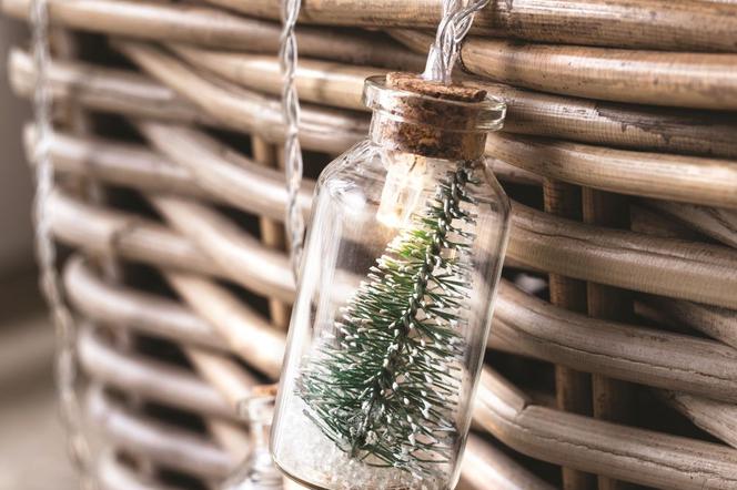 Lampki choinkowe w buteleczkach: pomysł na oświetlenie świąteczne