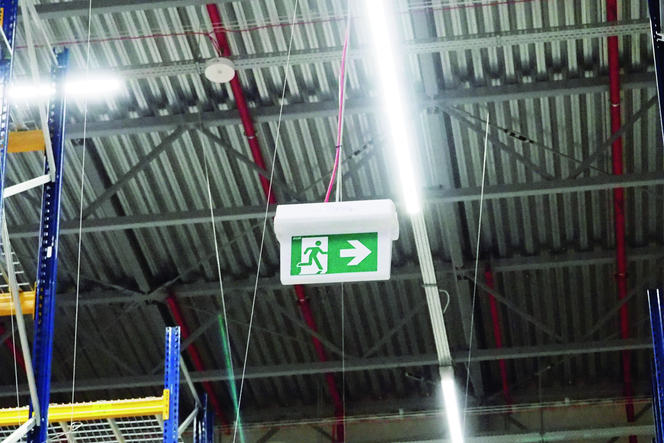 oświetlenie ewakuacyjne w hali przemysłowej