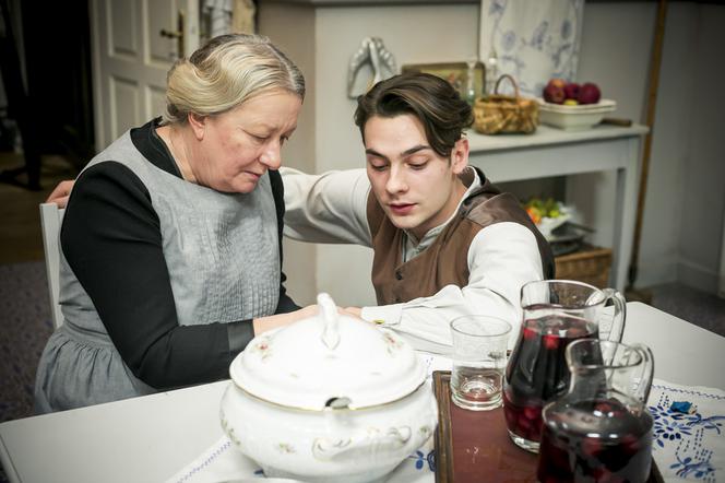 Drogi wolności. gosposia Biernackich (Maria Maj), Jerzy Raczek (Damian Kret)