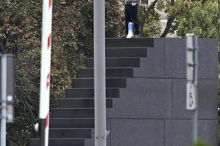 Incydent na pomniku smoleńskim. Mężczyzna grozi, że wysadzi się w powietrze