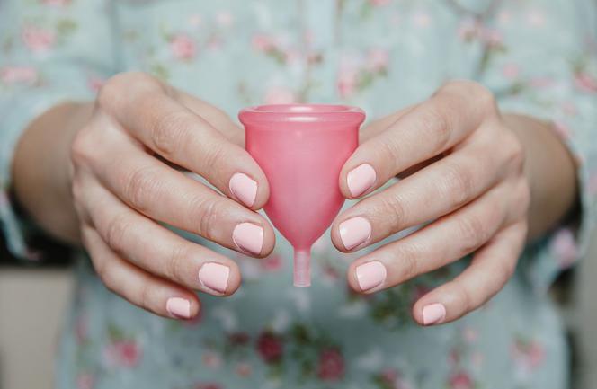 Kubeczek menstruacyjny zamiast tamponu. Czy to dobry pomysł?