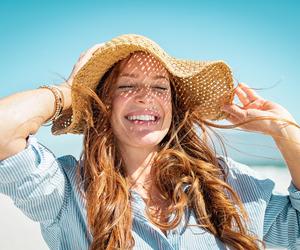 Pielęgnacja włosów latem – jak o nie dbać? Jak zaradzić słońcu i słonej wodzie?