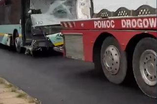 Autobus wjechał w samochody i budynek w Balinie