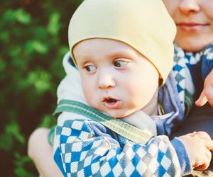 Przegrzewamy dzieci na potęgę. Pediatra mówi, jak ja ubierać wczesną wiosną