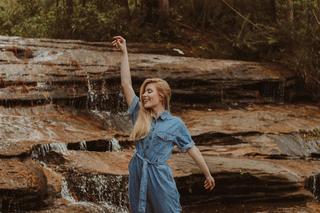 Jeansowy kombinezon to hit tego sezonu 