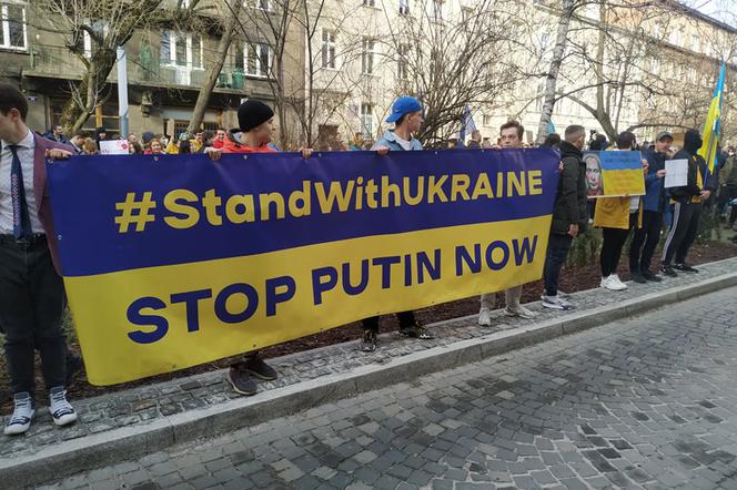 Atak Rosji na Ukrainę. Protesty przed konsulatem rosyjskim w Krakowie [ZDJĘCIA]