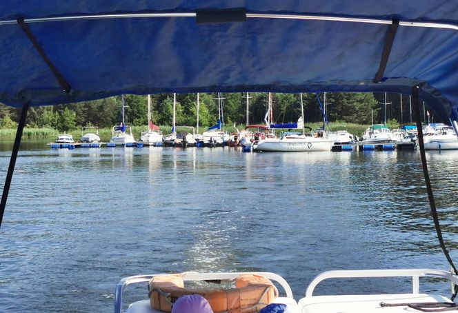 Wygląda jak wakacyjny kurort, przyciąga miłośników sportów wodnych. Warszawiacy chętnie spędzają tam upalne weekendy 