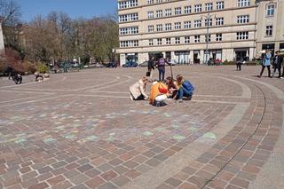 Kolorowy świat na placu Szczepańskim! Namalowali go Krakowianie wraz z gośćmi z Ukrainy