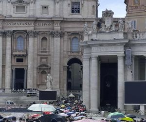 Rzym. Wierni czekają, by złożyć hołd papieżowi Franciszkowi