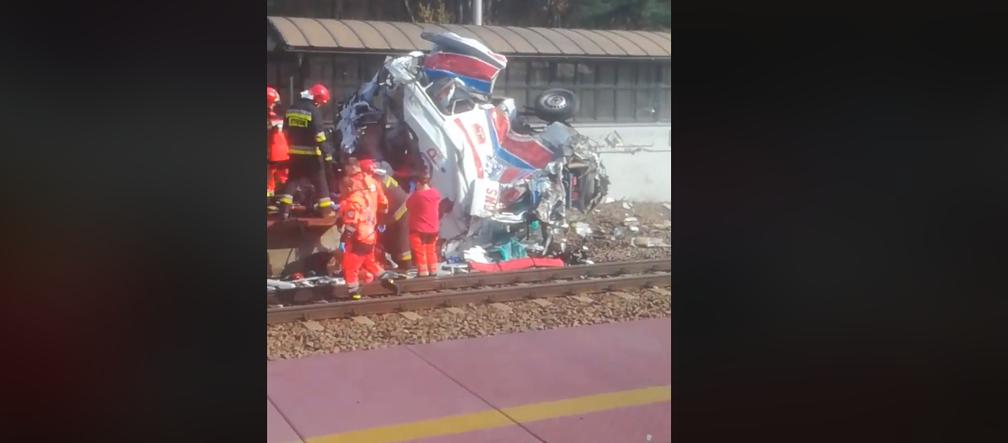 Karetka zmiażdżona przez pociąg! Wypadek na przejeździe kolejowym w Puszczykowie