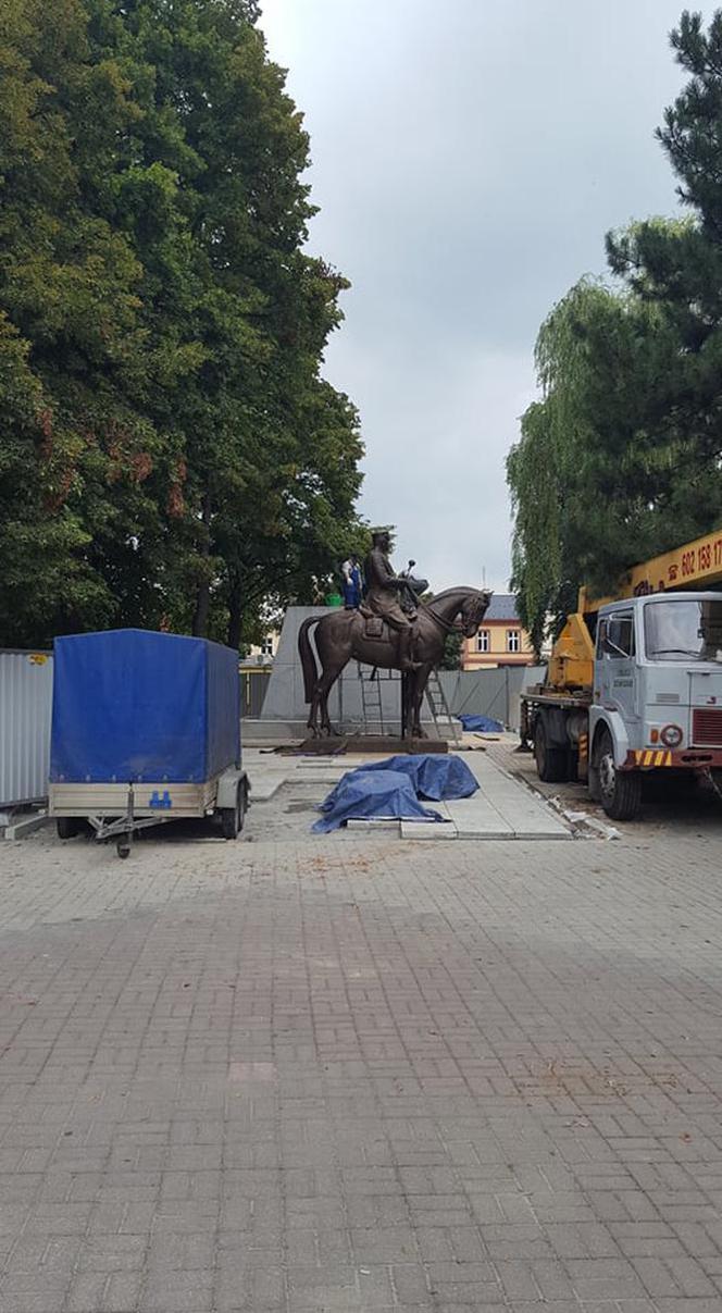 Trwa montaż pomnika marszałka Piłsudskiego