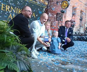 Mirosław Ziętarski z Katarzynką w Piernikowej Alei Gwiazd