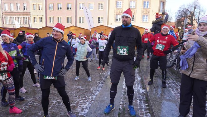 Bieg Mikołajów w Olsztynie. Około 400 osób pobiegło w charytatywnym celu [ZDJĘCIA]