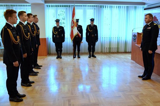 Młodzi strażacy otrzymali nominacje oficerskie. Zostaną skierowani do podkarpackich jednostek [FOTO]