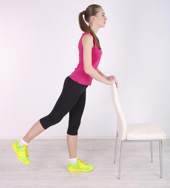 Ćwiczenie z krzesłem: wzmacnianie mięśni ud