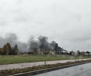 Czarny dym nad Sadowem. Trwa gaszenie dużego pożaru hali