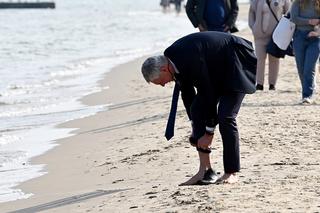 Paweł Poncyljusz na plaży w Sopocie