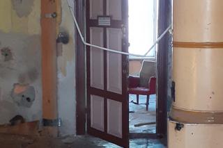 Poczekalnia na dworcu kolejowym Sątopy-Samulewo jak z horroru [ZDJĘCIA]