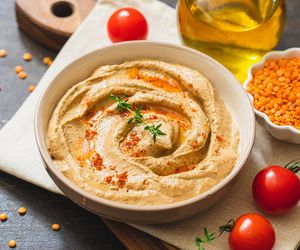 Klasyczny hummus zamień na ten z czerwonej soczewicy. Pikantny, kremowy i pyszny