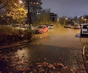 Duża awaria wodociągowa na osiedlu Rusa. Sytuacja jest opanowywana