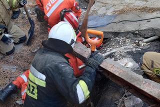 Bukowiec: Zawalił się strop nad oborą i zabił sześć krów! Ranny mężczyzna trafił do szpitala [ZDJĘCIA]