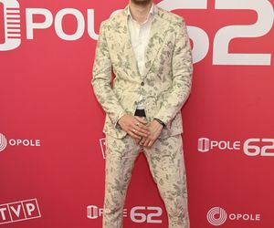 Konferencja prasowa 62. edycji Krajowego Festiwalu Polskiej Piosenki w Opolu. Tłum gwiazd na czerwonym dywanie