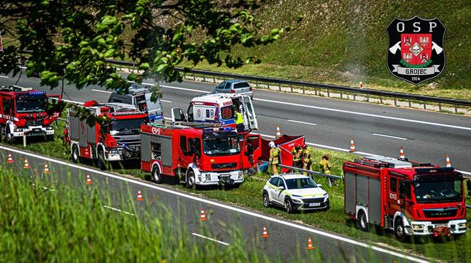 Grojec. Kierowca nie żyje, motocykl rozpadł się na kawałki. Wypadek śmiertelny na autostradzie