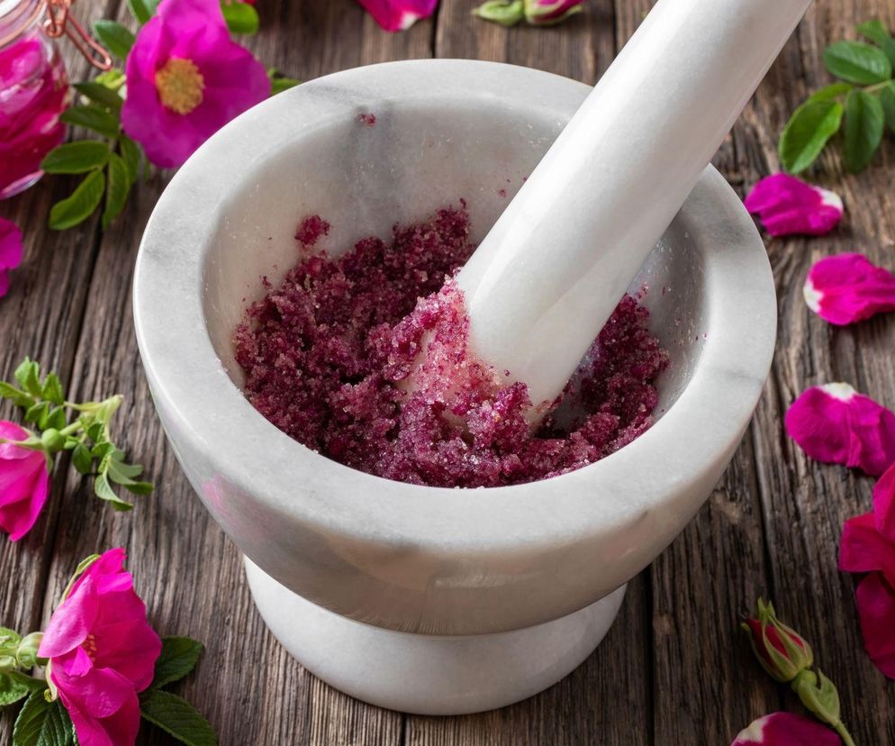 Zamknij zapach lata w słoiczku – cukier z płatków róży krok po kroku