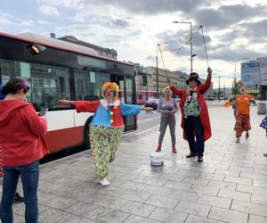 Dr Clown zaraża śmiechem w Światowym Dniu Uśmiechu