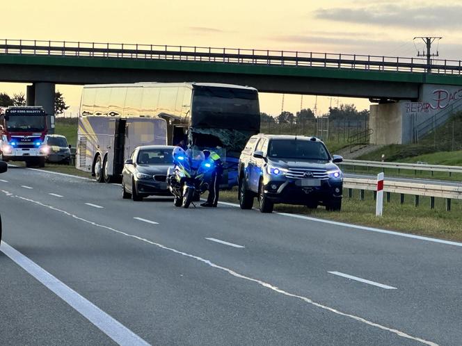 Są ranni po wypadku z udziałem autokaru. Droga zablokowana, poważne utrudnienia