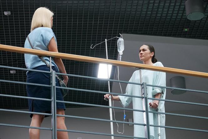 Pierwsza miłość, odcinek 3330: Alicja (Magdalena Szczepanek), Emilka (Anna Ilczuk)