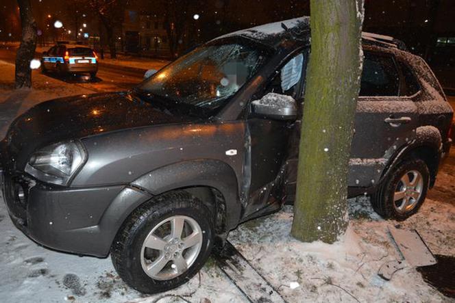 Wypadek w Krośnie: Hyundai uderzył w drzewo