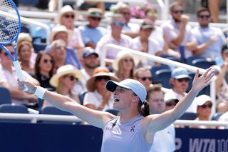 Iga Świątek wygrała z Jeleną Rybakiną.  Awansowała do finału turnieju WTA 1000 w Cincinnati