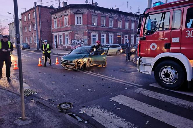 Groźne zderzenie na bydgoskim Szwederowie! Jedna osoba trafiła do szpitala! [ZDJĘCIA]