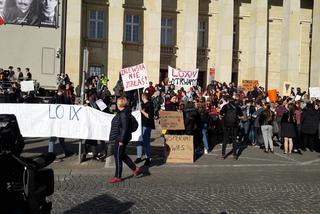 Uczniowie protestują przed kuratorium