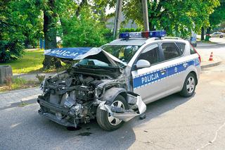 Wypadek, REMBERTÓW: Radiowóz wbił się w terenówkę ZDJĘCIA