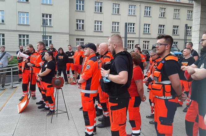 Blisko 70 ratowników medycznych protestowało dziś w Poznaniu