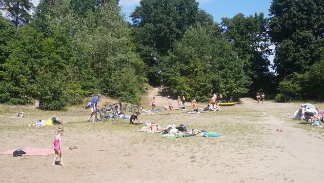 To jedno z największych jezior w Olsztynie. Kusi turystów piaszczystymi plażami