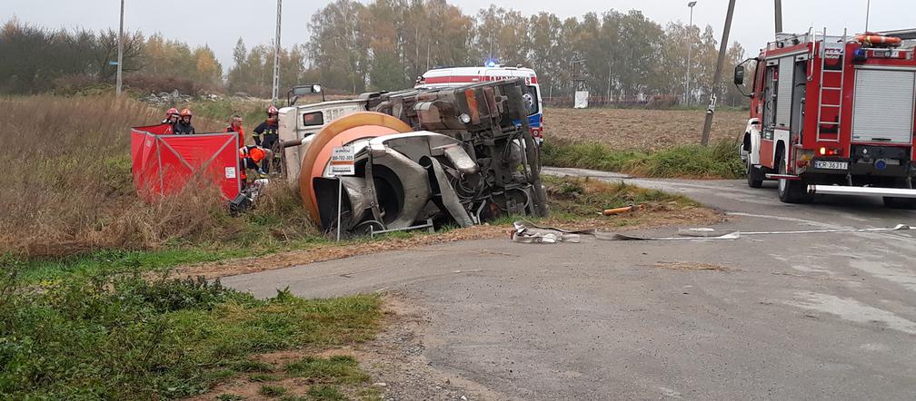 Giebułtów: Betoniarka wpadła do rowu. Nie żyje kierowca [ZDJĘCIA]