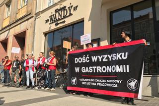 Protest byłych pracowników pod restauracją Kuchnia Wandy. Domagają się zaległych pensji!