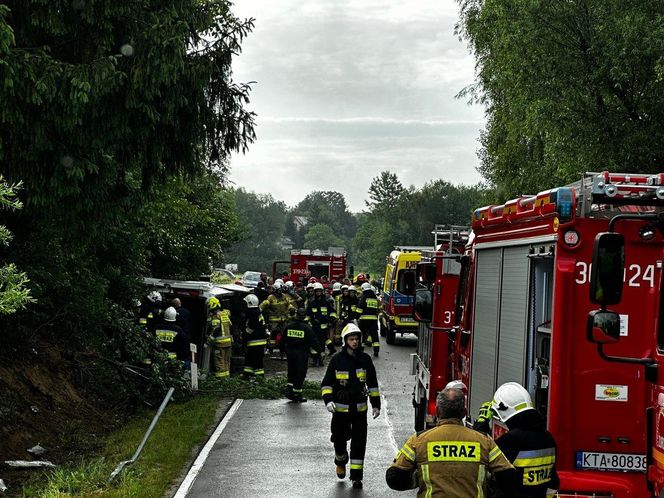 Autokar z dziećmi wylądował w rowie! Sześć osób rannych, droga zablokowana