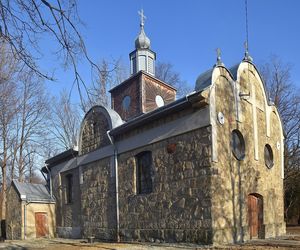 To jedna z najciekawszych wsi w Małopolsce. Kiedyś rozdzielono ją na dwie połowy