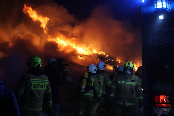 Pożar w Raciniewie. Sytuacja opanowana, ale dogaszanie potrwa wiele godzin, a nawet dni