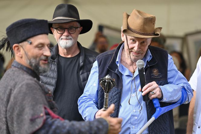 Kowboj o kulach. Tak Olbrychski wraca do zdrowia po operacji