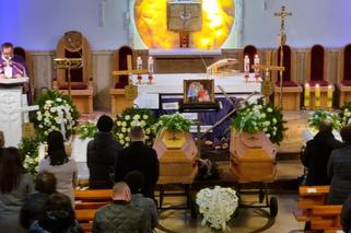 Pogrzeb ofiar tragedii w Dziwnowie. Wzruszające pożegnanie w strugach deszczu i łez [ZAPIS RELACJI]