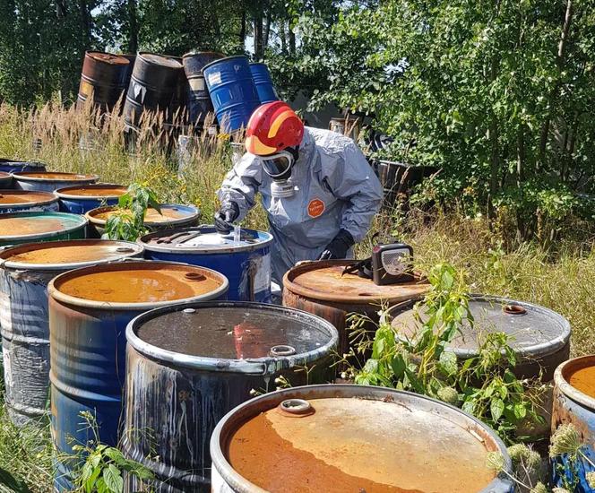 Ponad 100 beczek z chemikaliami na Muchoborze. „To substancje, które służyły do produkcji w drukarni”