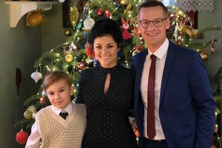 M jak miłość świąteczny odcinek specjalny. Wigilia Mostowiaków. Kinga (Katarzyna Cichopek), Piotrek (Marcin Mroczek), Misiek (Aleksander Bożyk)