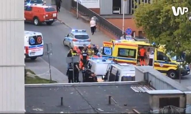 Mężczyzna chodził po dachu szpitala w Warszawie i spadł. Strażacy nie mogli rozłożyć skokochronu