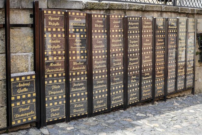 Cała na biało Maria Pakulnis szaleje z sierpem w Lubomierzu. Renata Dancewicz tym razem na spokojnie